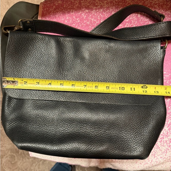 Elegant Black Leather Crossbody Bag - Picture 15 of 15